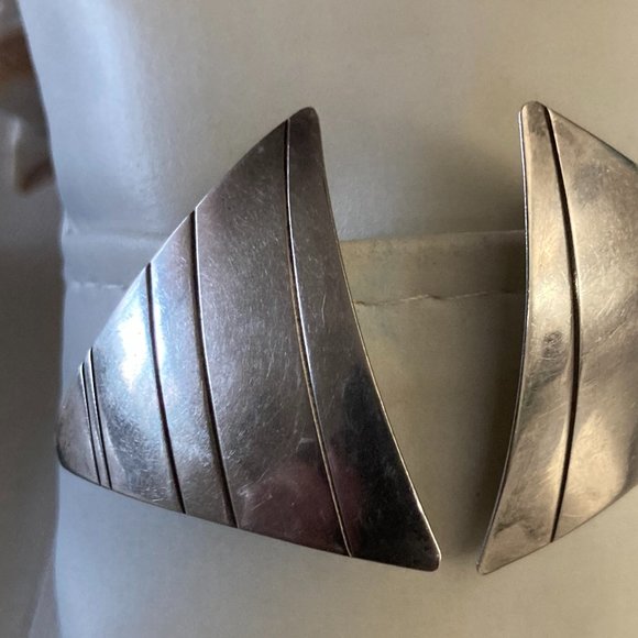 Vintage sterling Silver tribal, Gilbert Morgan, triangular post earrings - Picture 2 of 7